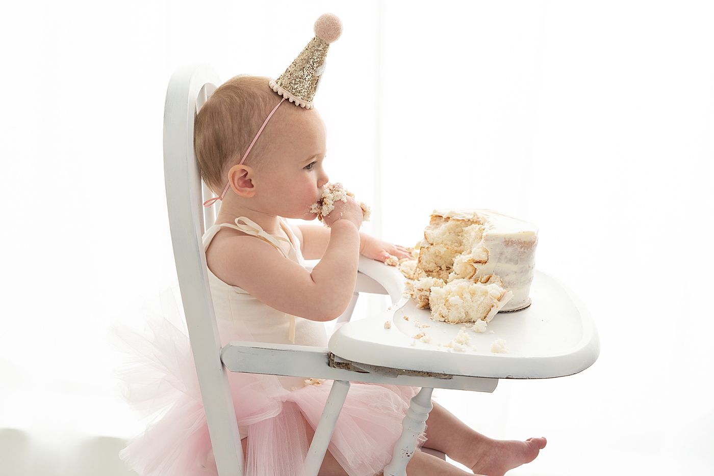 Cake Smash and One Year Old Photoshoot in Chagrin Falls Photography Studio. Photos by Rachel Brookes Photography.