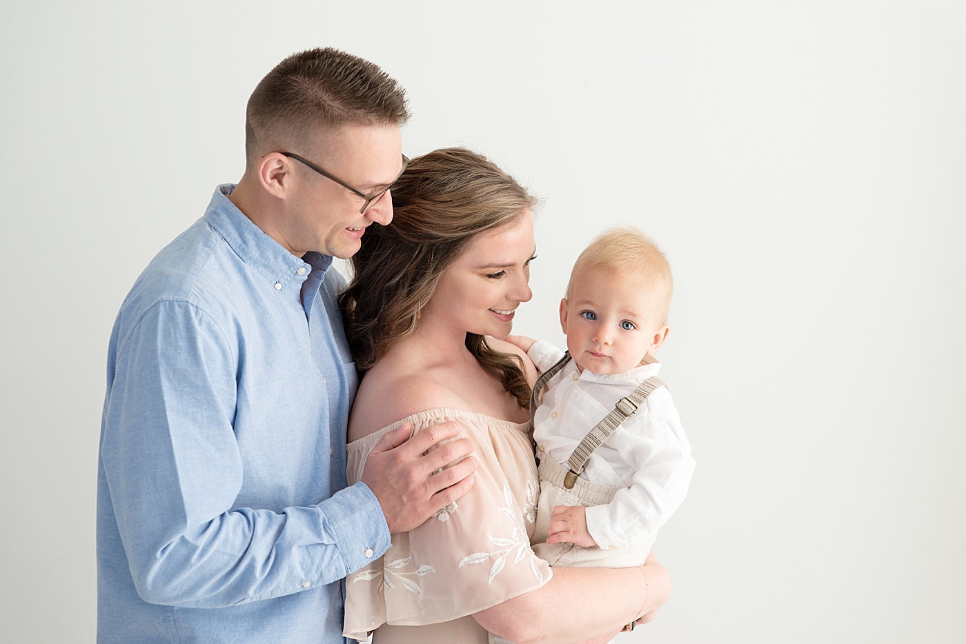 Family portrait during first birthday cake smash with Cleveland Photographer, Rachel Brookes Photography.